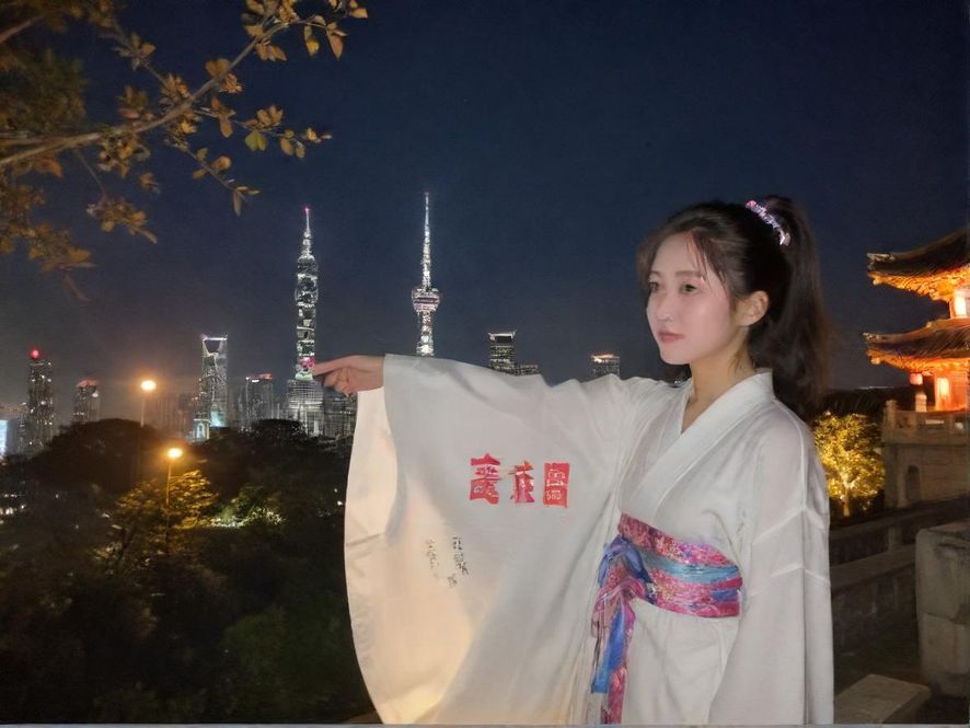 品凤阁入口 夜晚灯光璀璨