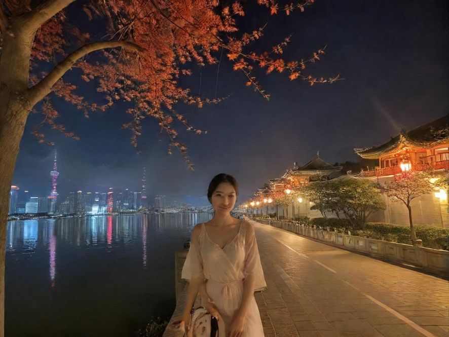 一处隐藏在城市街角的休闲会所外观,灯光朦胧,充满神秘感。