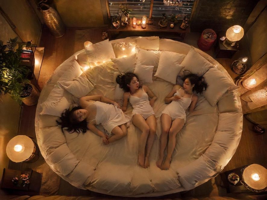 深圳休闲娱乐场所一角,温馨灯光下的雅致会所