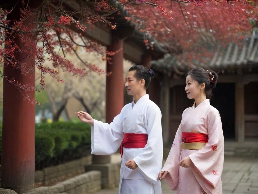 广州一家豪华桑拿会所的大堂,装修现代奢华,空间宽敞明亮,营造出高端舒适的氛围。