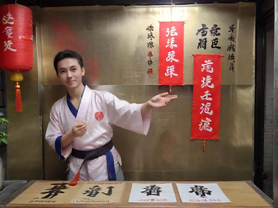 朋友们在咖啡馆里分享着生活中的小秘密与发现