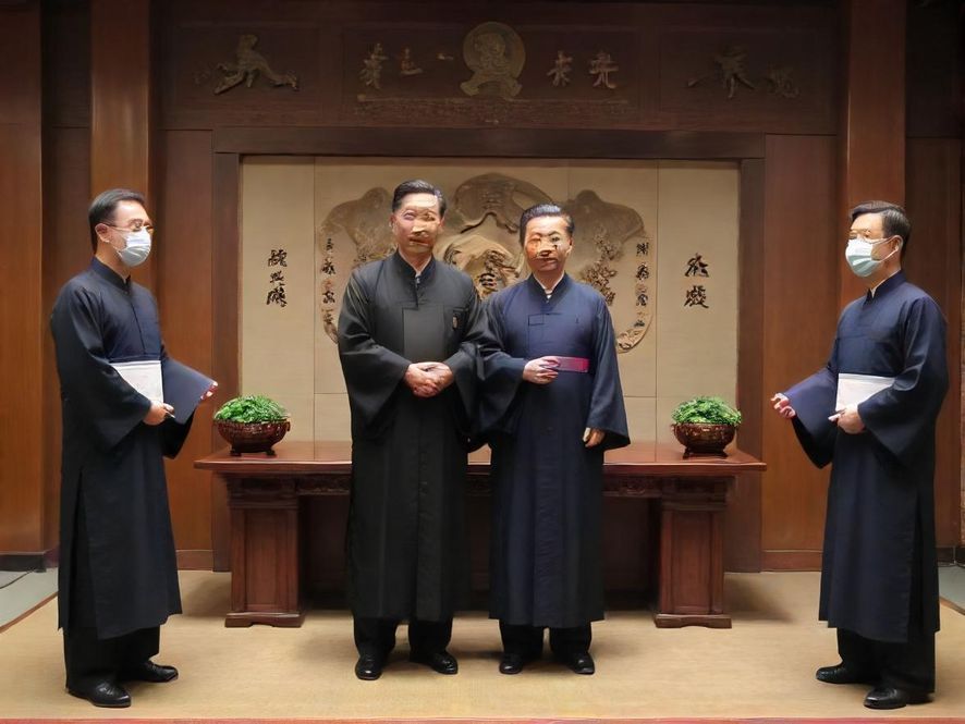 一群年轻人在温馨的咖啡馆内愉快地聊天聚会,享受惬意的休闲时光。