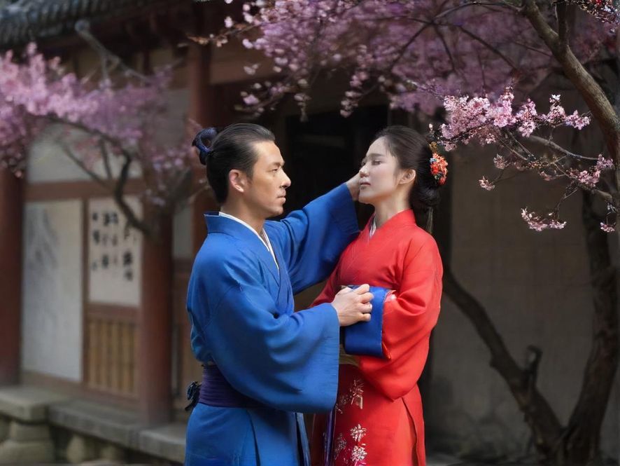 佛山桑拿房内部,暖色调灯光营造出舒适放松的氛围,宽敞的休息区配有舒适的座椅。