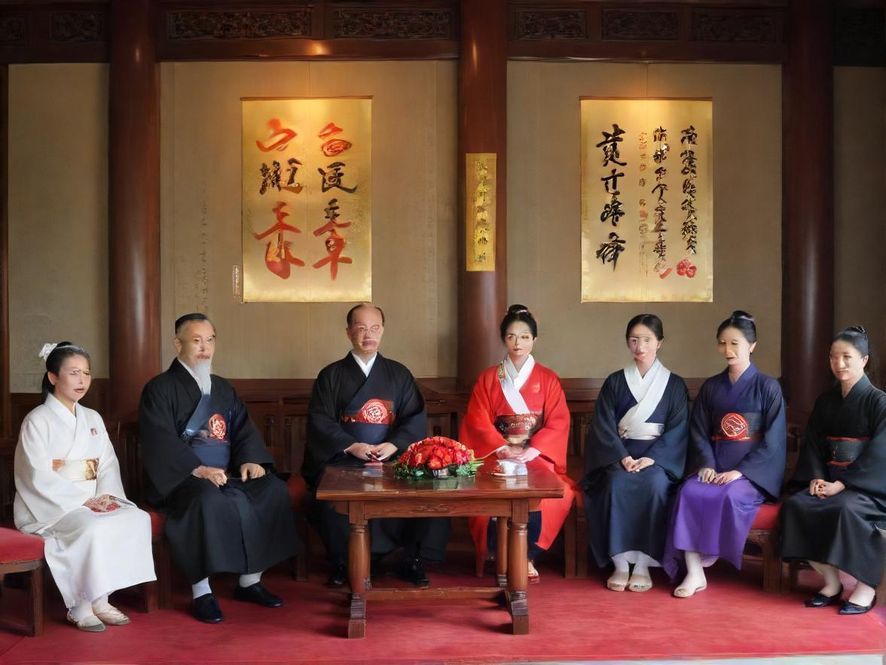 广州豪华桑拿房内景,温暖的蒸汽弥漫,营造出极致放松的氛围